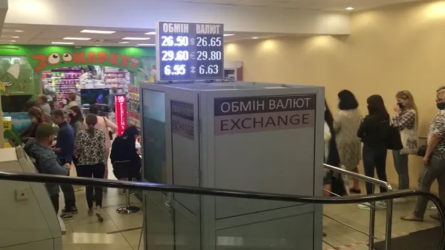 Перед «Сільпо» в луцькому ЦУМі – велика черга (відеофакт)