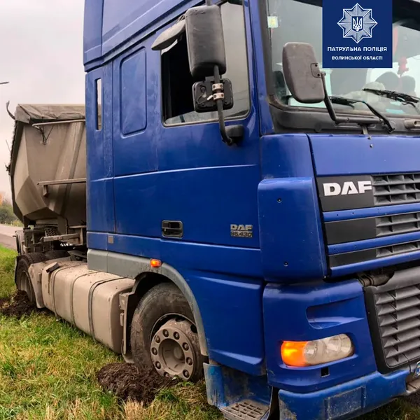 На Волині патрульним довелося розбудити п'яного водія вантажівки, аби скласти протокол