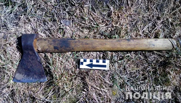 На Волині чоловік з сокирою погрожував поліцейським