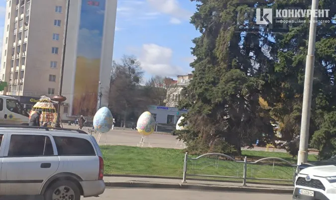 У центрі Луцька встановлюють гігантські писанки (фото)