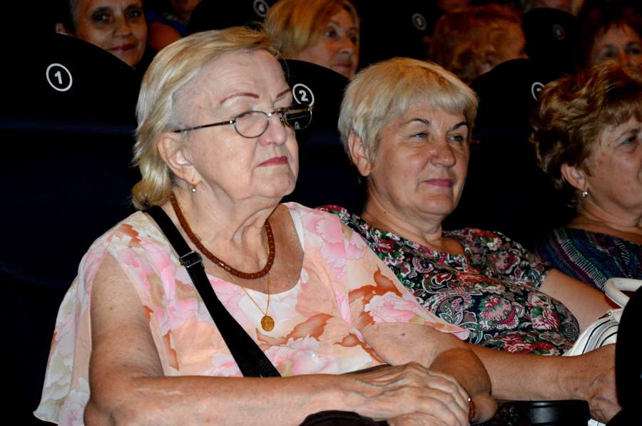 Як луцькі пенсіонери дивилися сучасне кіно (фото)