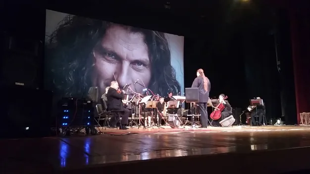 Живий звук і теплі спогади: у Луцьку оркестр зіграв хіти Кузьми (відео)