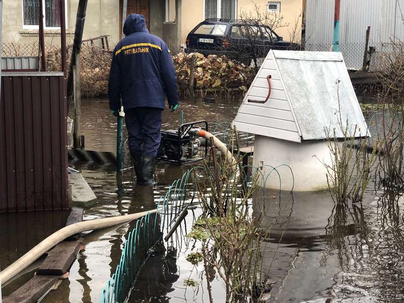 У Луцьку та Ковелі затопило двори (фото)
