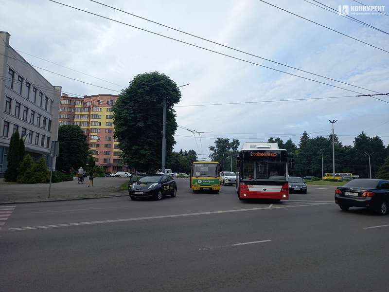 У Луцьку – ДТП біля істфаку: утворився затор (фото)