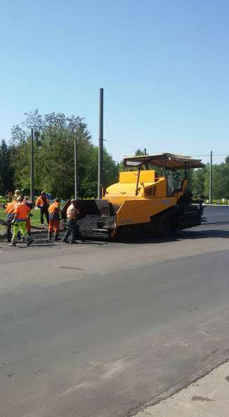 Як у Луцьку ремонтують дорогу біля «SKF Україна» (фото)