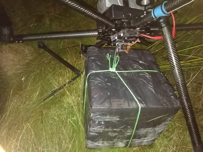 Волинські прикордонники посадили безпілотник із 4 тисячами цигарок