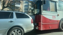 У Луцьку тролейбус «наздогнав» на світлофорі «шкоду» (фото, відео)