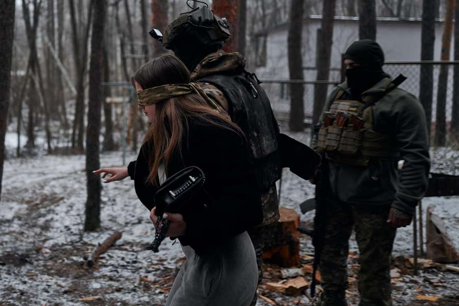 Зав'язали очі та вивезли в ліс: на Донеччині військовий освідчився коханій (фото)