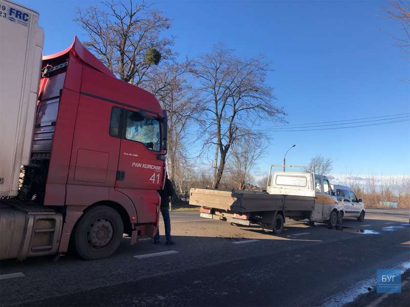 У Нововолинську зіткнулися дві вантажівки і легковик (фото)