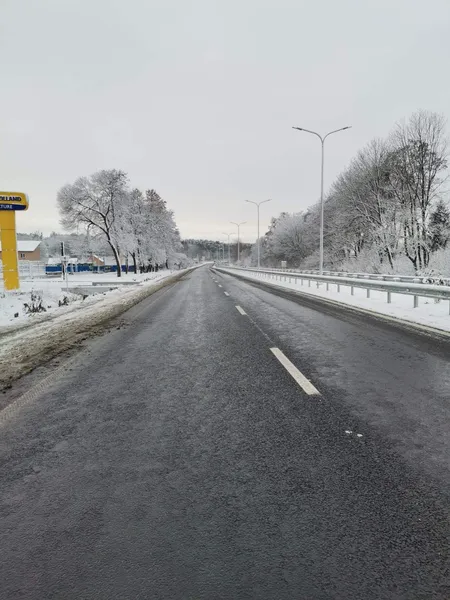 65 механізмів і стільки ж працівників: як на дорогах Волині боролися зі снігом (фото)