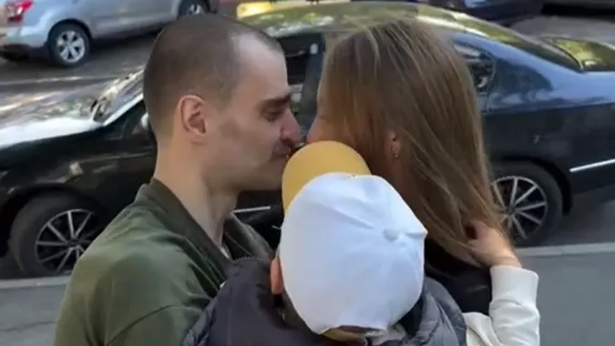 Військовополонений з Нововолинська вперше за декілька років зустрівся з сімʼєю (відео)