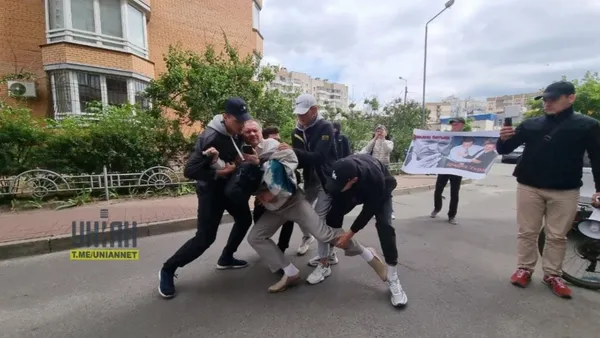 У Києві екснардепа Чорновола облили сечею і викинули у смітник (фото, відео)