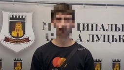 Хуліган, який крутив камери на зупинках у Луцьку,  «здався» муніципалам (відео)
