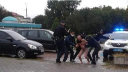 Голого чоловіка у Луцьку ловила поліція (фото)