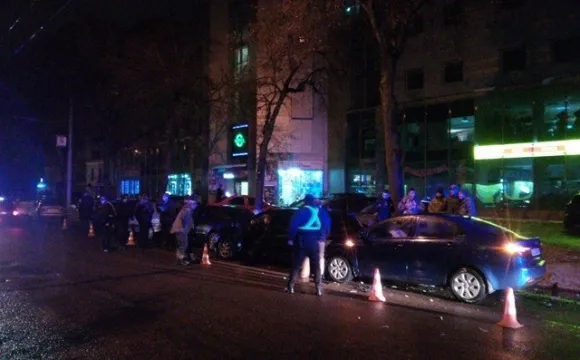 У Луцьку біля «Опери» водій протаранив п'ять автомобілів (фото)