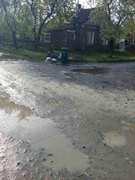 Муніципали спіймали лучан, які викидають сміття на тротуари (фото) 