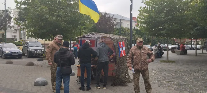У центрі Луцька – намет з військовими: що вони там роблять (фото)