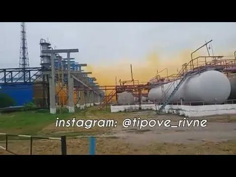 Під Рівним на заводі трапився вибух: на місто суне жовта хмара (відео)