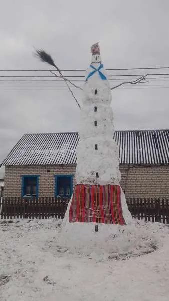 Як ліпили семиметрову снігову бабу на Волині (відео)