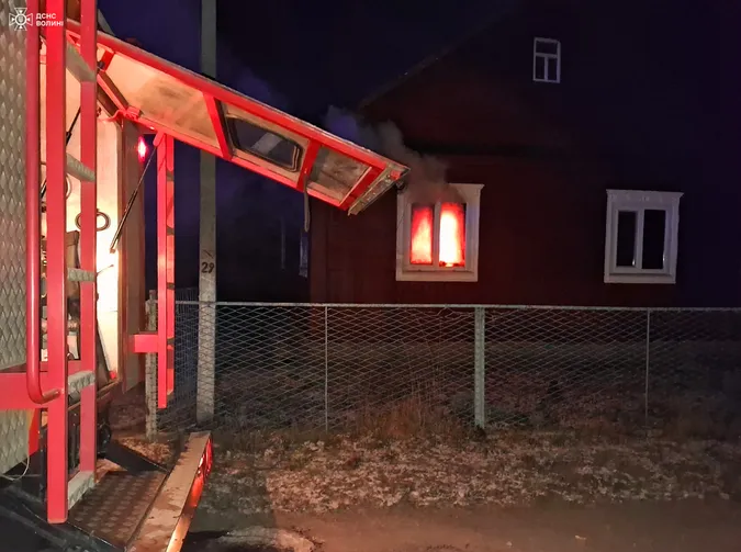 У Маневичах на Святвечір через свічку загорівся будинок (фото)