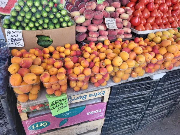 На луцьких ринках з'явились домашні абрикоси: яка ціна (фото)