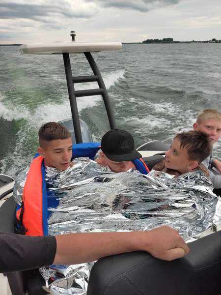Наймолодшій – 2,5 роки: через негоду на Світязі човен з дітьми віднесло на середину озера (фото)
