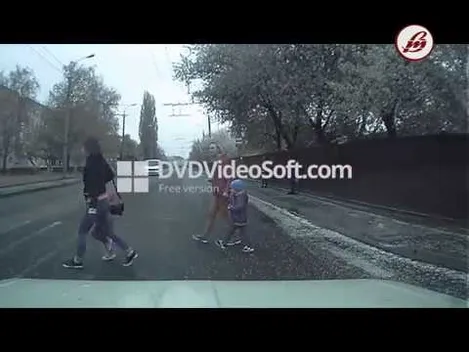 У Луцьку авто ледь не збило матір з дитиною на переході: коментар поліції (відео)