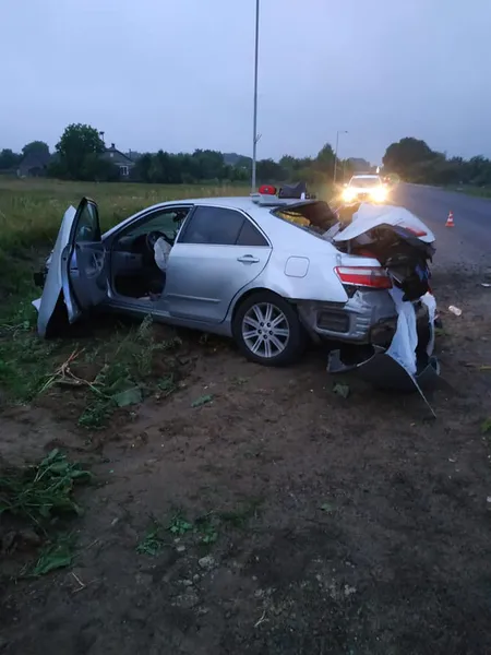 Автівку зім’яло і знесло з дороги: на Волині водій врізався в острівець безпеки (фото)