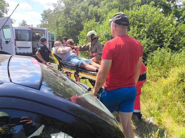 Аварія на Ковельщині: рятувальники витягли чоловіка з деформованого авто (фото)