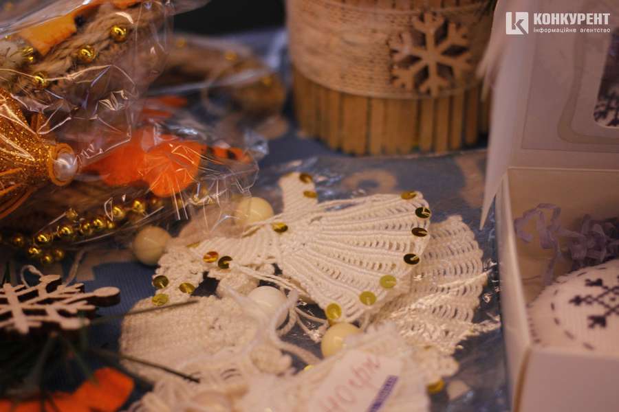 Шапки, мило та святковий декор: що і за скільки продають на ярмарку у «Промені» (фото)