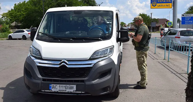 Через «Устилуг» почали пропускати вантажівки (відео)