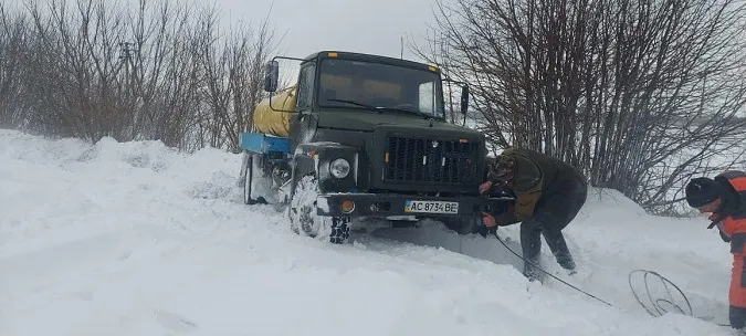 Снігова пастка: на Волині застрягли 14 авто (фото)