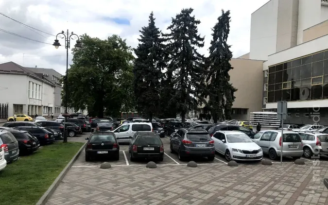 У центрі Луцька стоянку можуть зробити платною