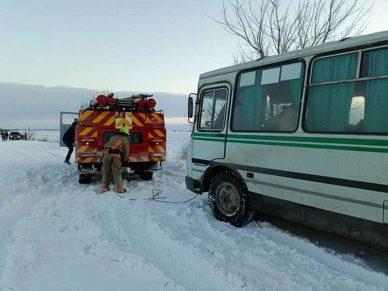 У Луцькому районі автобус з пасажирами та легковик застрягли у заметі (фото)