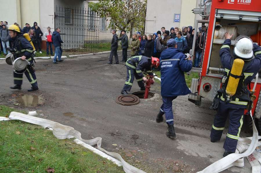 Пожежники евакуювали студентів луцького 
