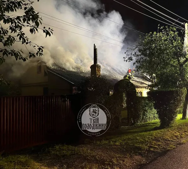 Блискавка влучила у дах: уночі на Волині горів житловий будинок (фото)