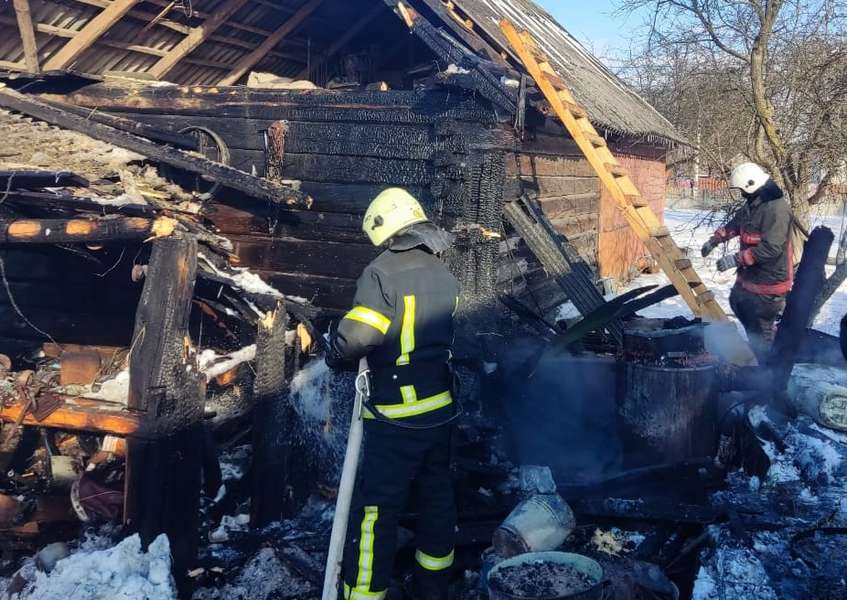 Необережно грілися: на Волині спалахнув житловий будинок (фото)