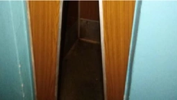Виламав двері, щоб вийти: у Луцьку через вимкнення світла чоловік «застряг» у ліфті (відео)