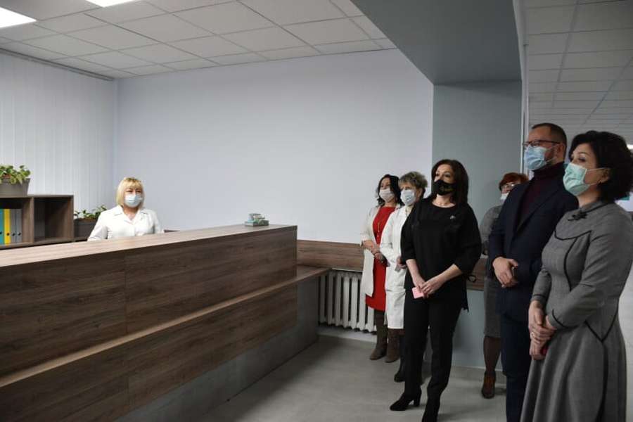 У Луцьку оновили лікарню: відремонтували рецепцію та вхід (фото)