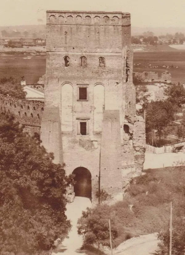 Якою була в'їздна вежа Луцького замку на початку минулого століття: ретрофото