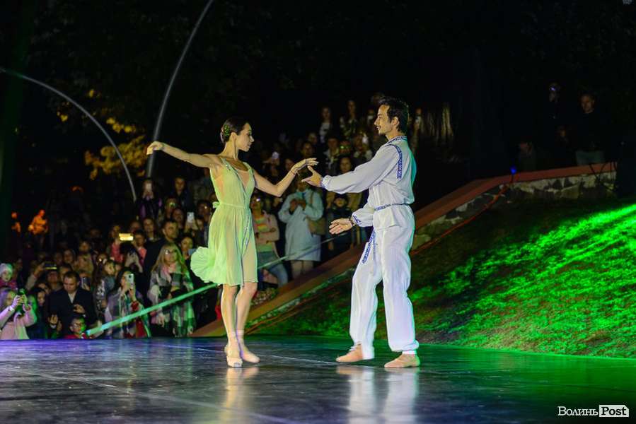 Містично і романтично: у луцькому парку танцювала прима-балерина (фото)