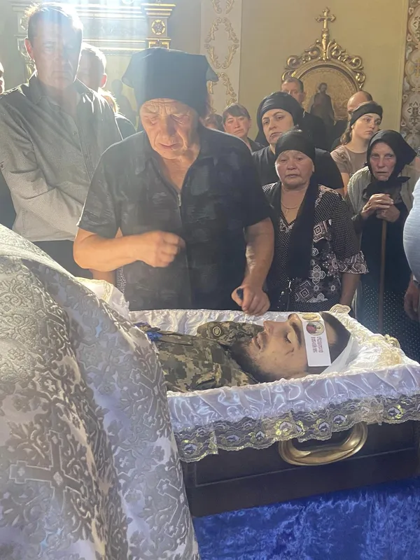 Зустріли на колінах: на Волині попрощалися з воїном Олександром Шевчуком (фото)