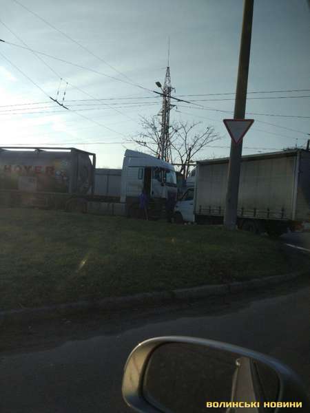 Лоб у лоб: на виїзді з Луцька зіткнулися вантажівки (фото)