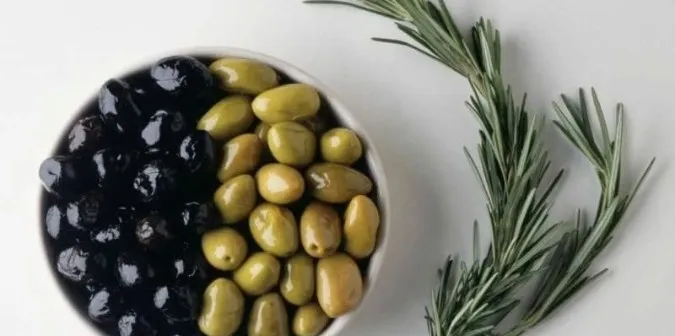 Яка різниця між чорними та зеленими оливками