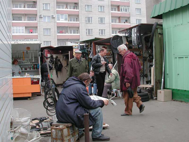 Килими на парканах, бензин по 2 гривні, сардельки по 7,5: старі фото Варшавського ринку в Луцьку