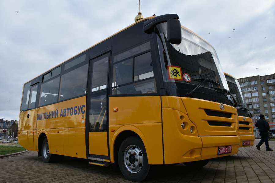 На Волині чотири громади отримали шкільні автобуси (фото)