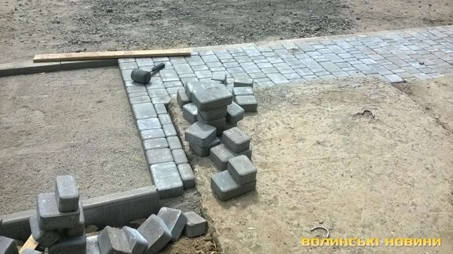 Нещодавно облаштований тротуар у Луцьку «розсипався» (фотофакт)