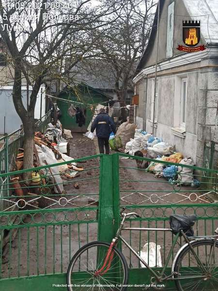 Бруд і сморід: лучанин влаштував сміттєзвалище на власному подвір'ї (фото)