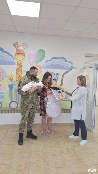 Зворушлива мить: у луцькому перинатальному військовий зустрів новонароджену донечку (фото)