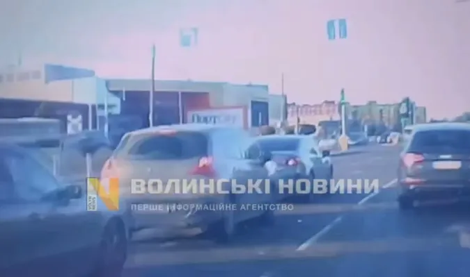 Біля «Там Таму» поцілувалися дві автівки
